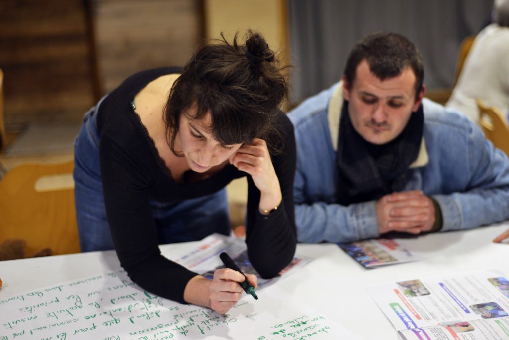 « World Café » militant pour préparer les portes à portes.