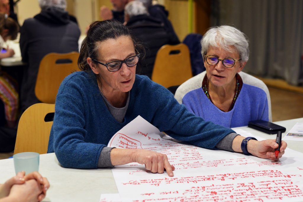 « World Café » militant pour préparer les portes à portes.